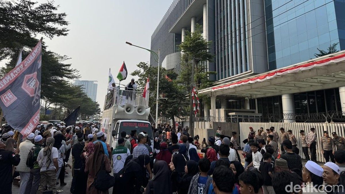 Massa Ormas Gelar Aksi Demo di Depan OT Building Jakbar