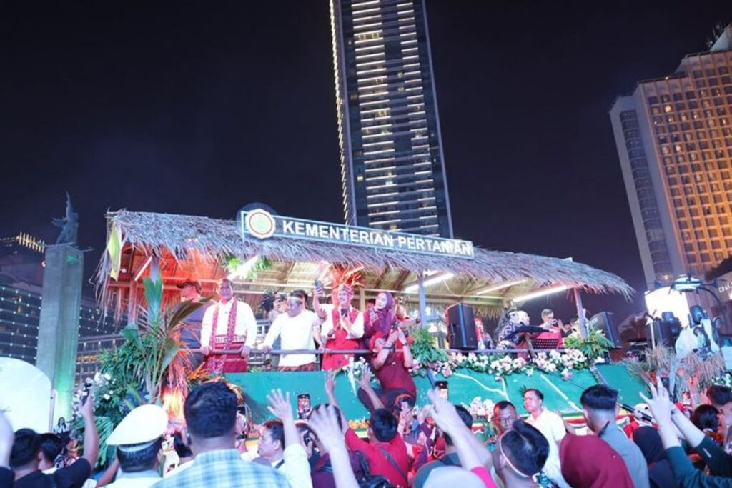 Pejabat dan Kementan Bagikan Souvenir dalam Karnaval Monas