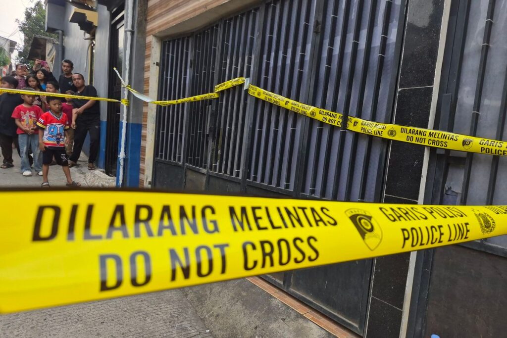 Polisi Pasang Garis Polisi Rumah Kontrakan Pelaku Mutilasi Depok