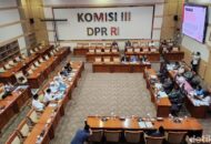 Mensos Bagikan Sembako dan Tinjau Jamuan Rakyat di Kalijodo