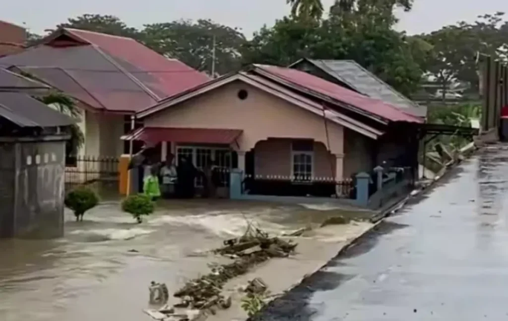 Robohnya Pagar Basko City Mall Sumbat Drainase Korong Gadang