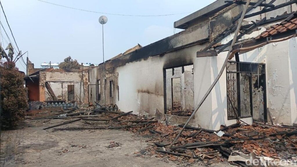Kebakaran Pabrik Bingkai Duren Sawit Hanguskan Rumah Warga