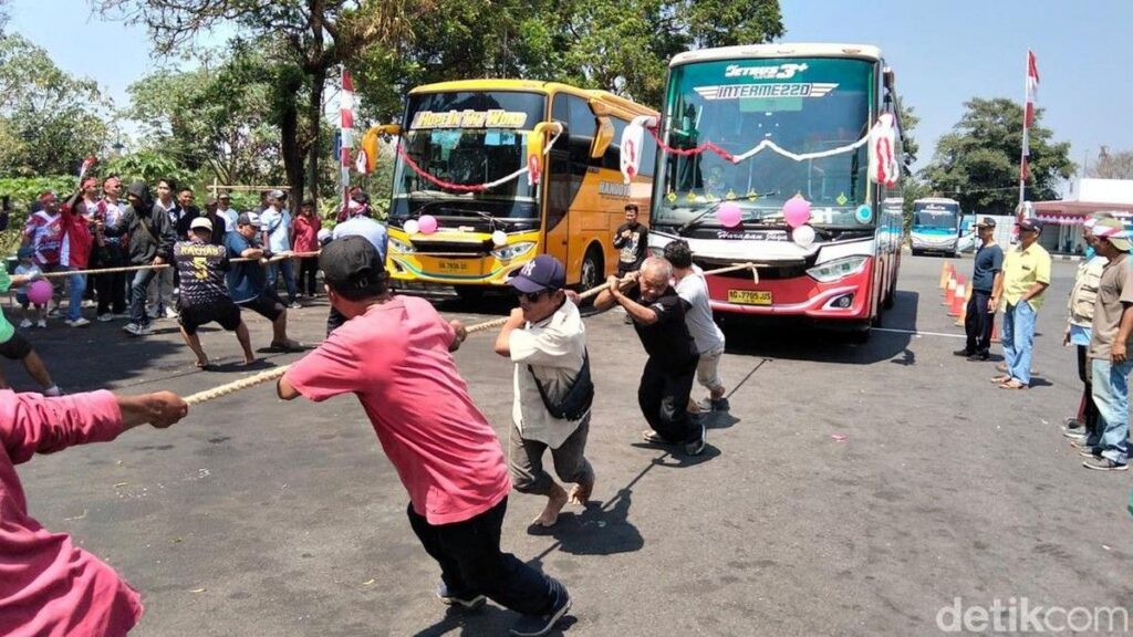 Terminal Lebak Bulus Gelar Lomba Tarik Bus Sambut HUT ke-81 RI