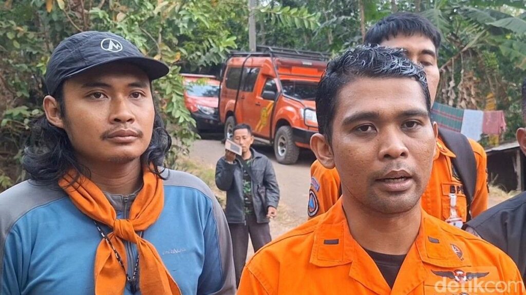 Tim SAR Evakuasi Dua Jenazah Pendaki Gunung Piramid