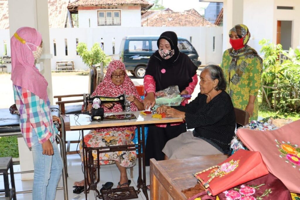 Pria Lansia Dibanting Setelah Usap Kepala Anak di Singapura