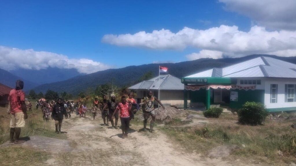 KKB Sandera 9 Warga dan Tembak Ibu Rumah Tangga di Mimika