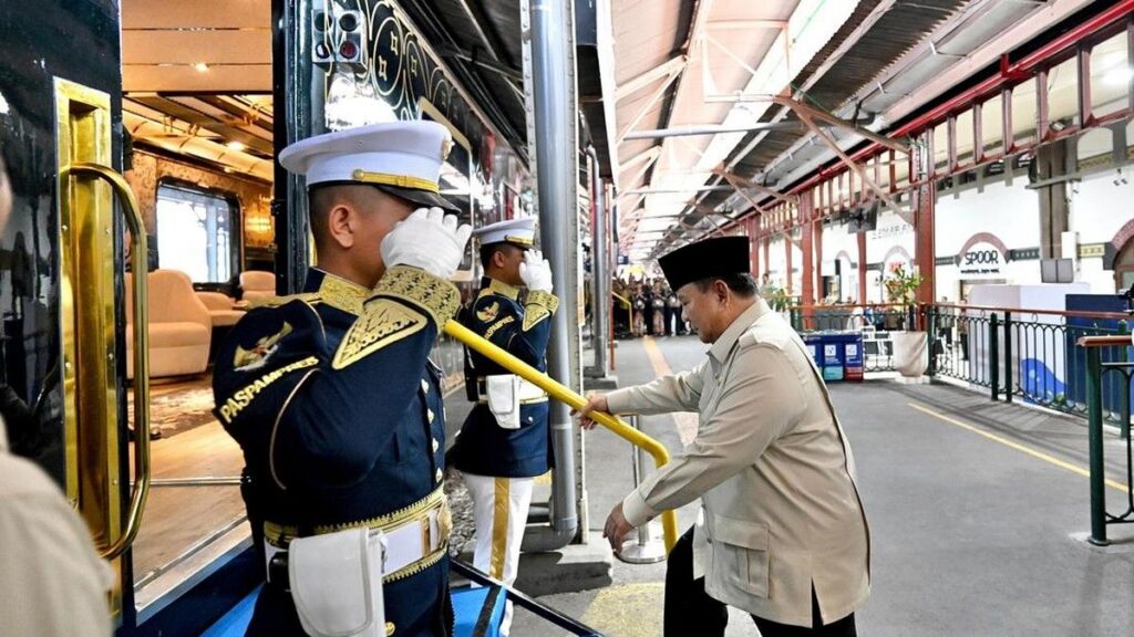 Prabowo Jajal Kereta Nusantara Explorer di Stasiun Tawang