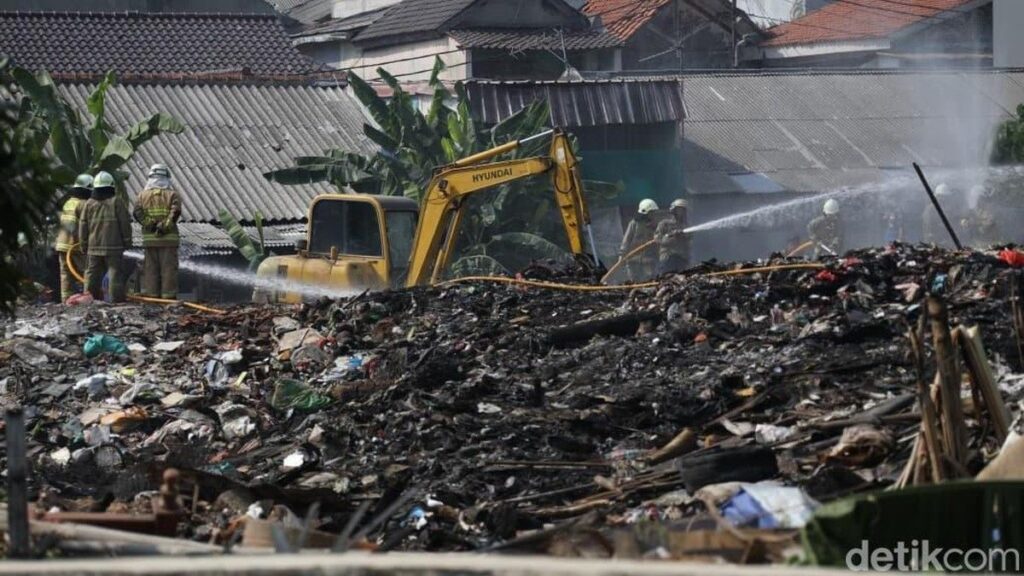 Petugas Damkar Cipayung Meninggal Saat Padamkan Kebakaran TPS Liar