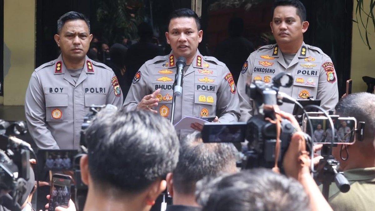 Vokalis Band Dipolisikan Akibat Pose Gaya Takbir Saat Konser