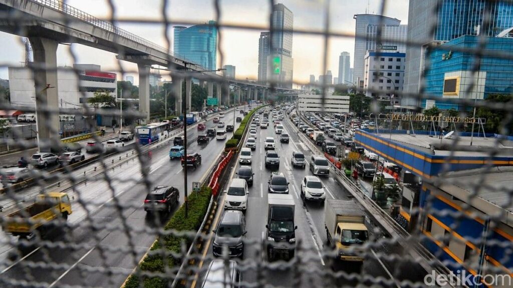 Volume Kendaraan Meningkat Picu Kepadatan Jalur Tol Menuju Jakarta