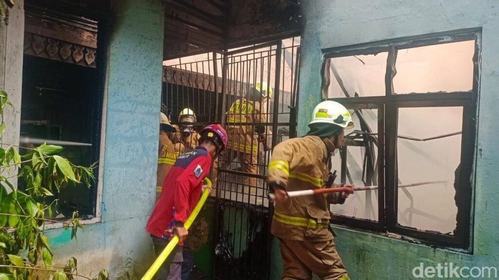Damkar Jakarta Selatan memadamkan kebakaran gudang buku SDN Jagakarsa