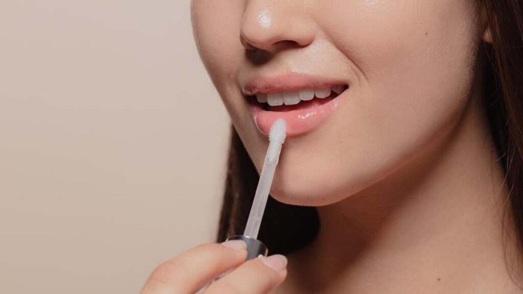 5 Rekomendasi Plump Lip Oil yang Sedang Tren untuk Bibir Berkilau