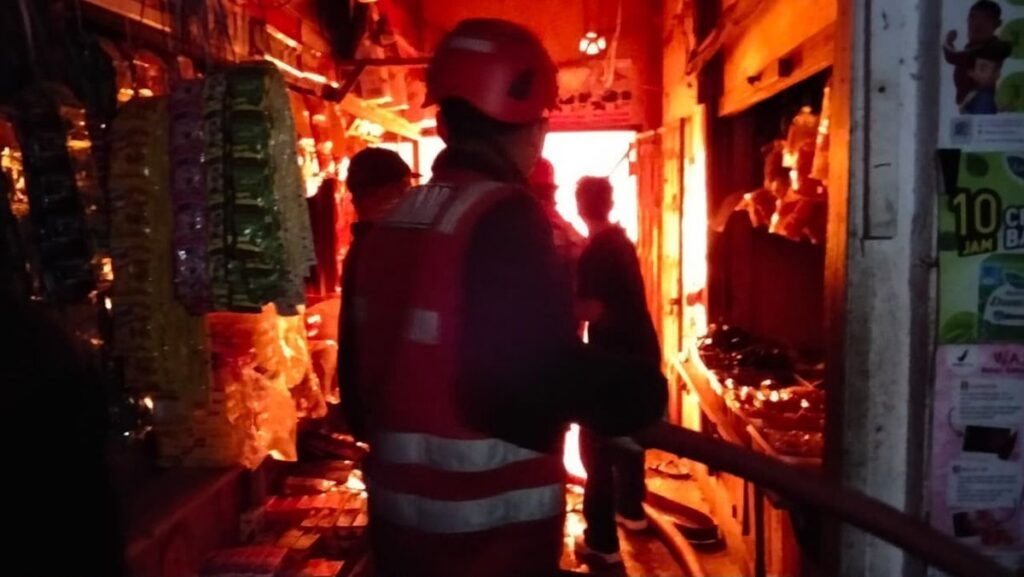 Belasan Unit Damkar dan Dua AWC Atasi Kebakaran Pasar Sepinggan