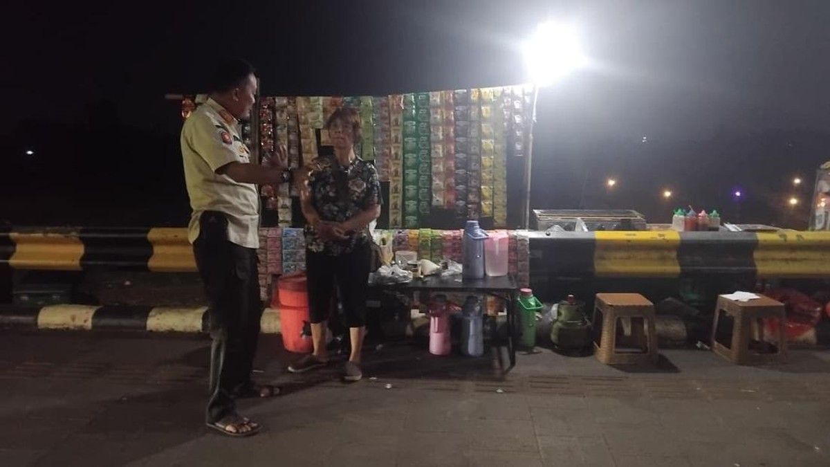 Satpol PP Kabupaten Bogor Tertibkan PKL Stadion Pakansari