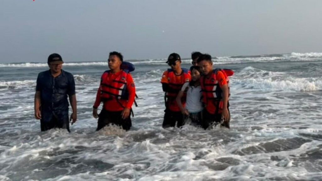 Tim SAR Selamatkan Dua Wisatawan Hanyut di Pantai Bantul