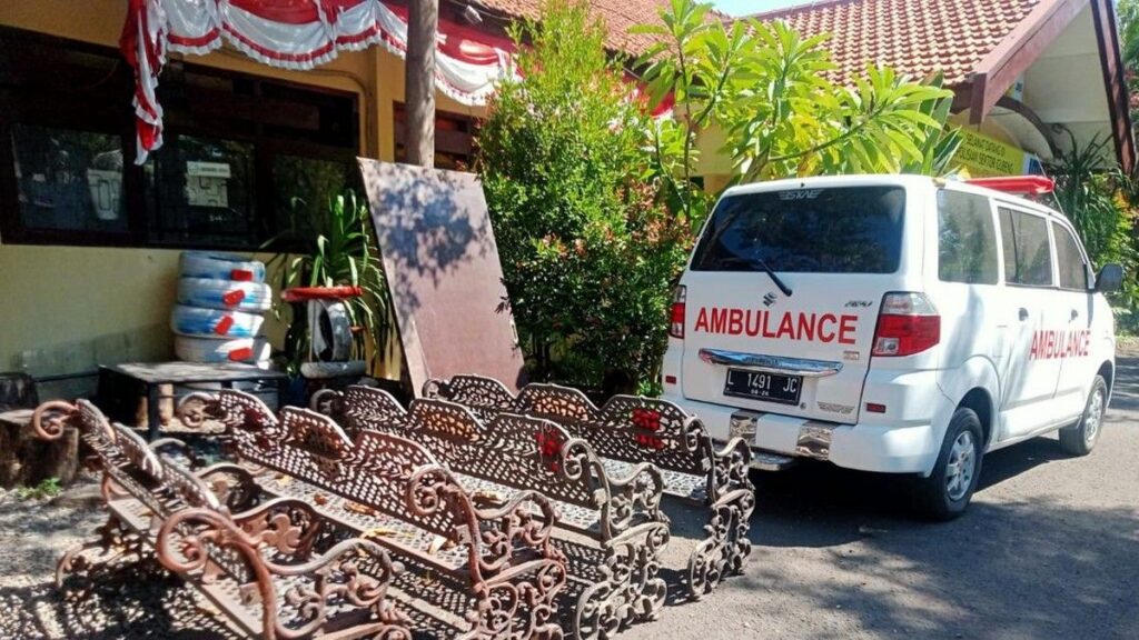 Polisi Tangkap Pencuri Kursi Taman Pemkot Surabaya Beraksi Pakai Ambulans