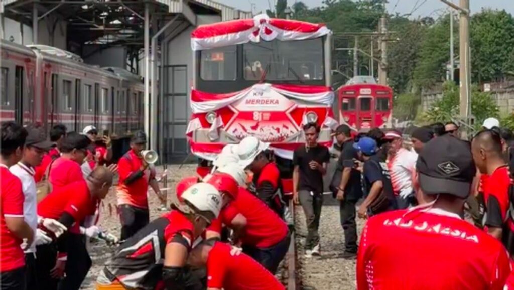 KAI Commuter Gelar Lomba Tarik KRL di Depok