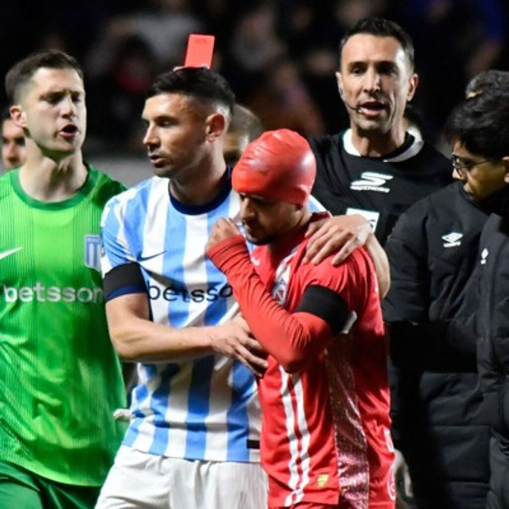 Adrián Martínez Diusir VAR Setelah Menyikut Lawan di Pertandingan Racing vs Argentinos