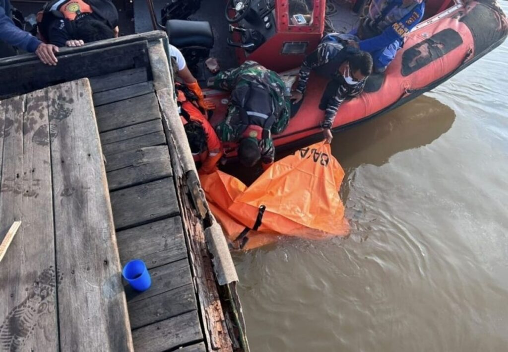 Tim SAR Temukan Korban Terakhir Kapal Pompong Tenggelam di Meranti