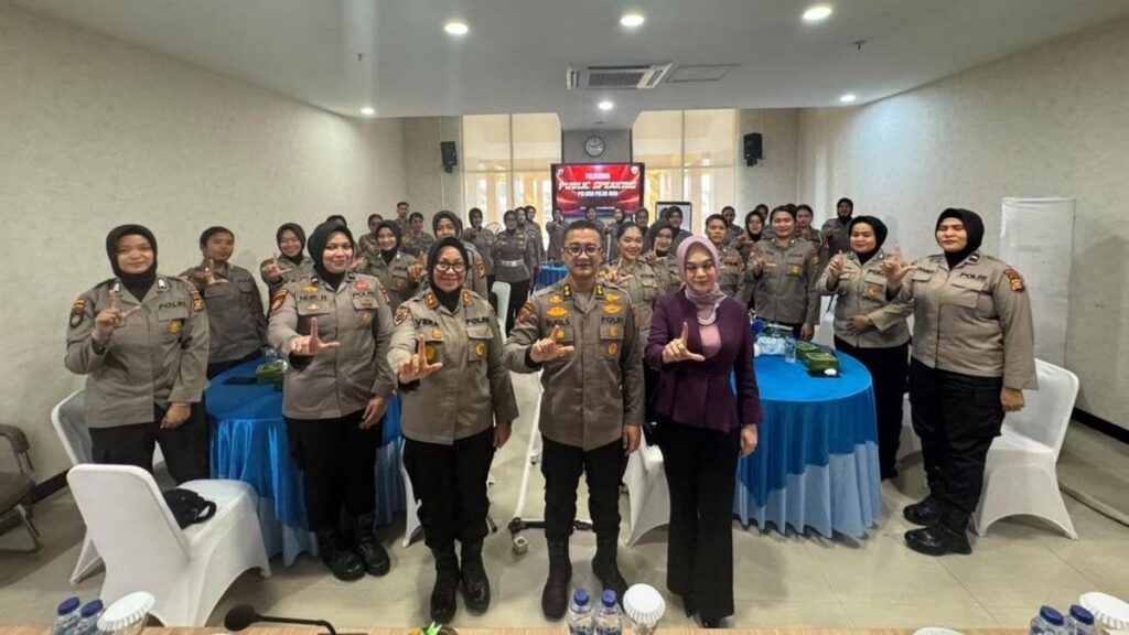 Kapolda Riau Dorong Polwan Tingkatkan Kapasitas Public Speaking dan Negosiasi