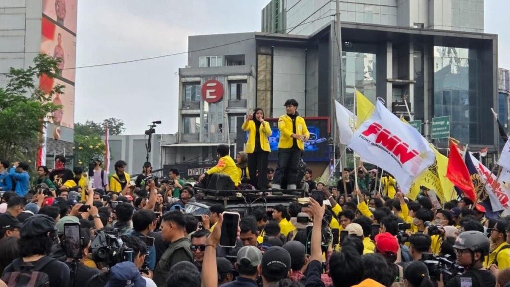Mahasiswa BEM UI dan FMN Gelar Unjuk Rasa di Tosari Jakarta Pusat