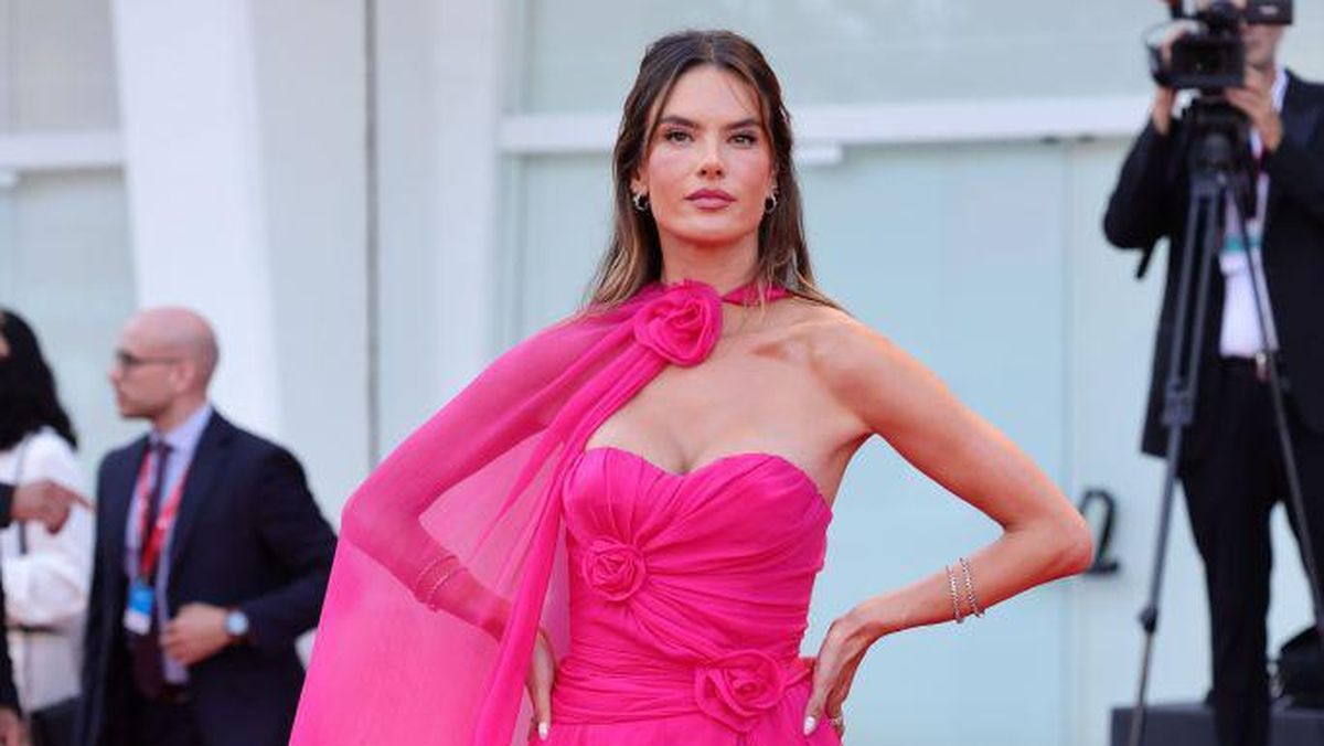 Alessandra Ambrosio Resmi Bertunangan dengan Buck Palmer di Sumba