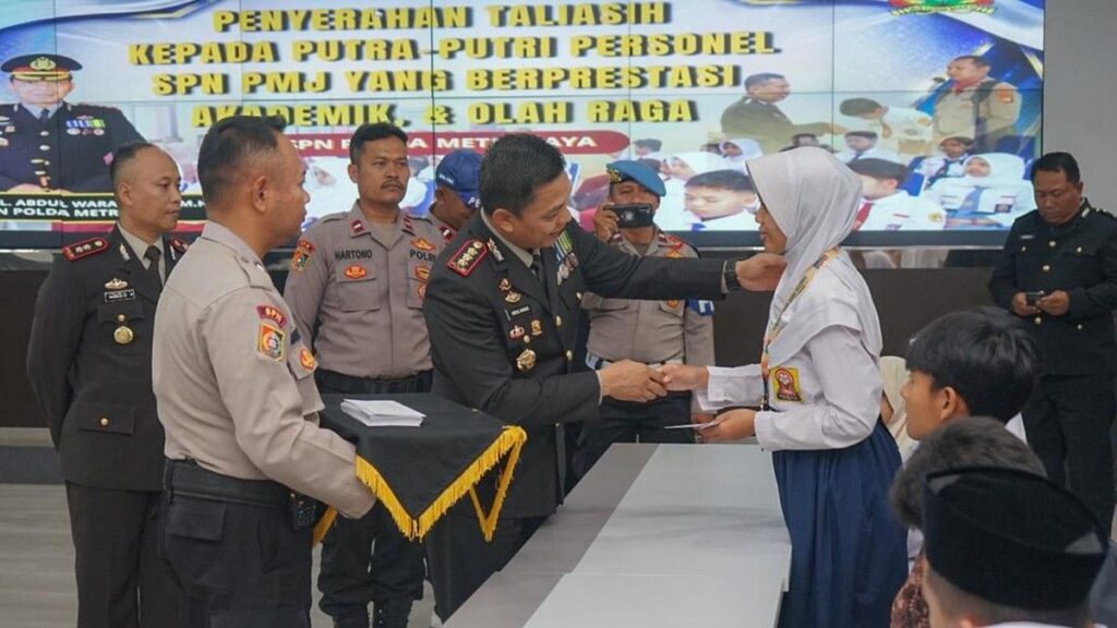 SPN Polda Metro Jaya Salurkan Bantuan Pendidikan Siswa Berprestasi