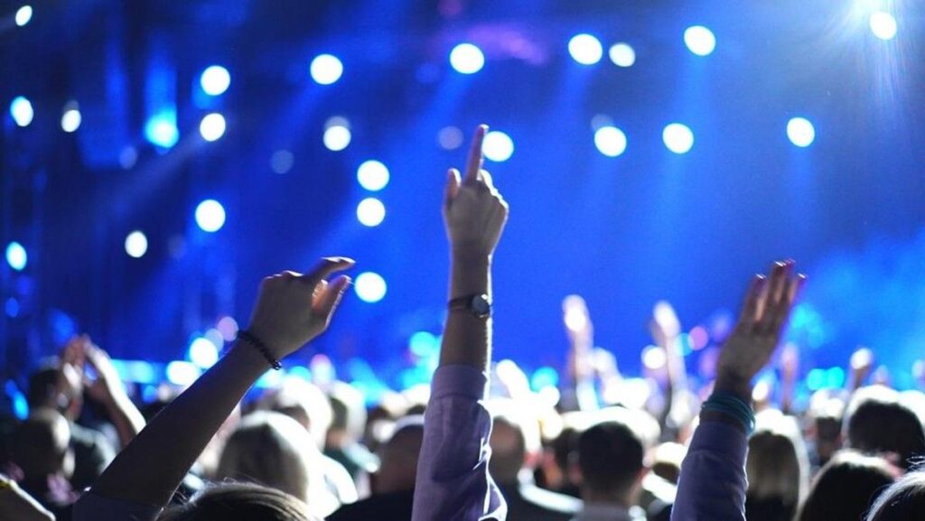 Fenomena FOMO dan Paylater Pembelian Tiket Konser Gen Z Jadi Sorotan