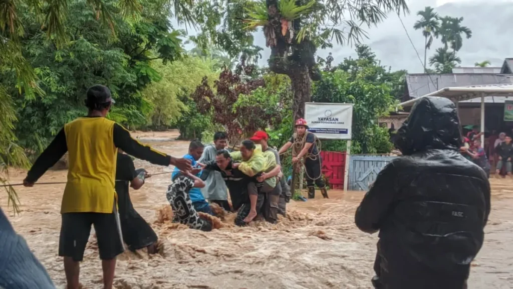 BPBD Evakuasi Warga Terdampak Banjir di Kota Padang