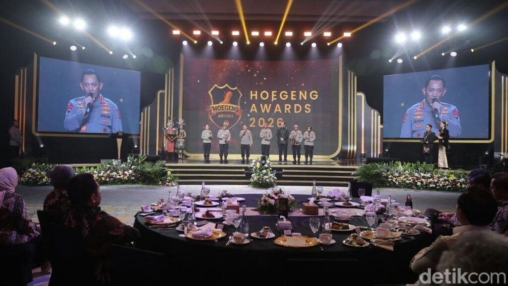 Kapolri Serahkan Hoegeng Awards 2026 kepada Lima Polisi Teladan