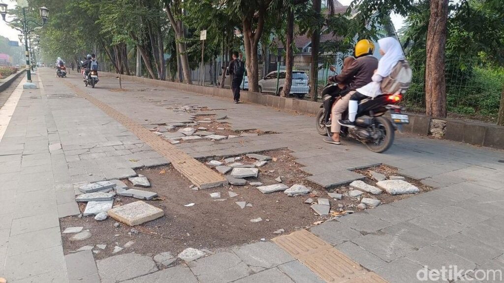 Pengendara Motor Merusak Trotoar Jalan Alternatif Sentul Bogor