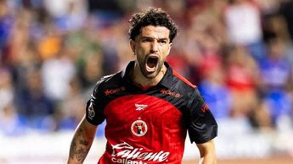 Nacho Rivera mencetak gol dan merayakan melawan Cruz Azul
