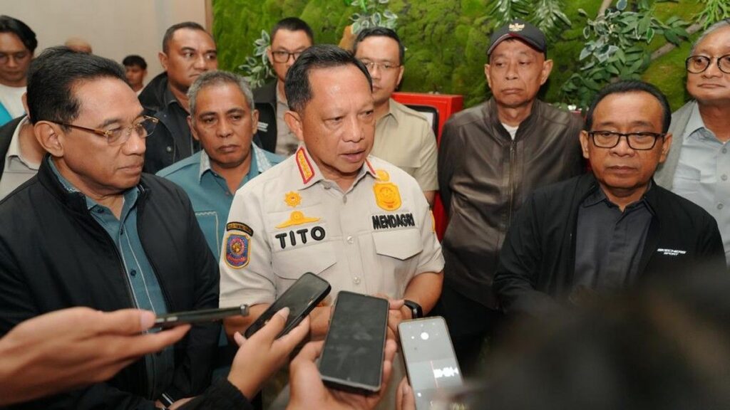 Mendagri Meninjau Lokasi Gempa NTT untuk Percepat Pemulihan Bencana