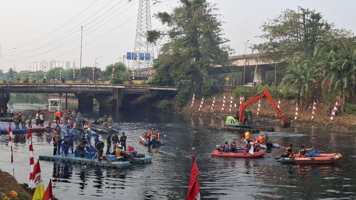 TNI Polri dan Pemprov DKI Bersihkan Sungai Kalijodo Jelang HUT RI