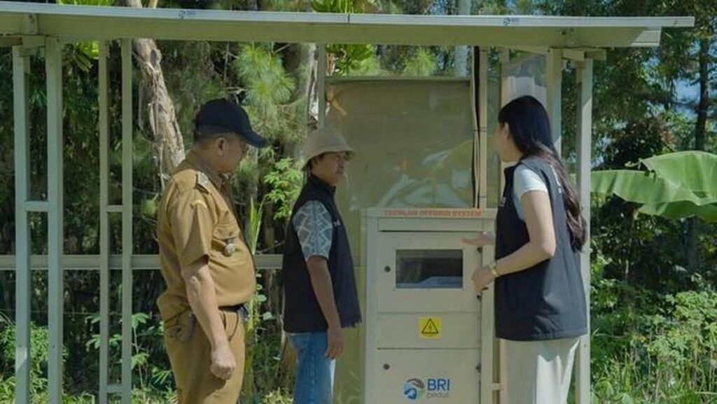 BRI Peduli Pasang PLTS Energi Bersih di Desa Bojong Bandung Barat