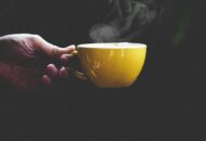Cegah Gigi Menguning dan Berlubang Akibat Kebiasaan Minum Kopi