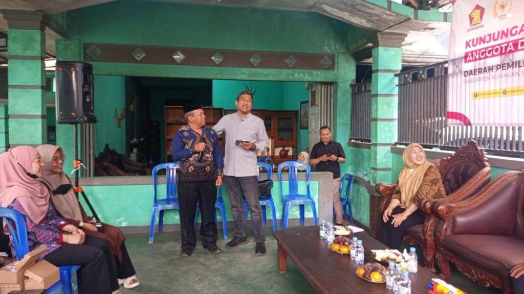 Rokhmat Ardiyan Salurkan Bantuan Listrik Gratis di Desa Jambar
