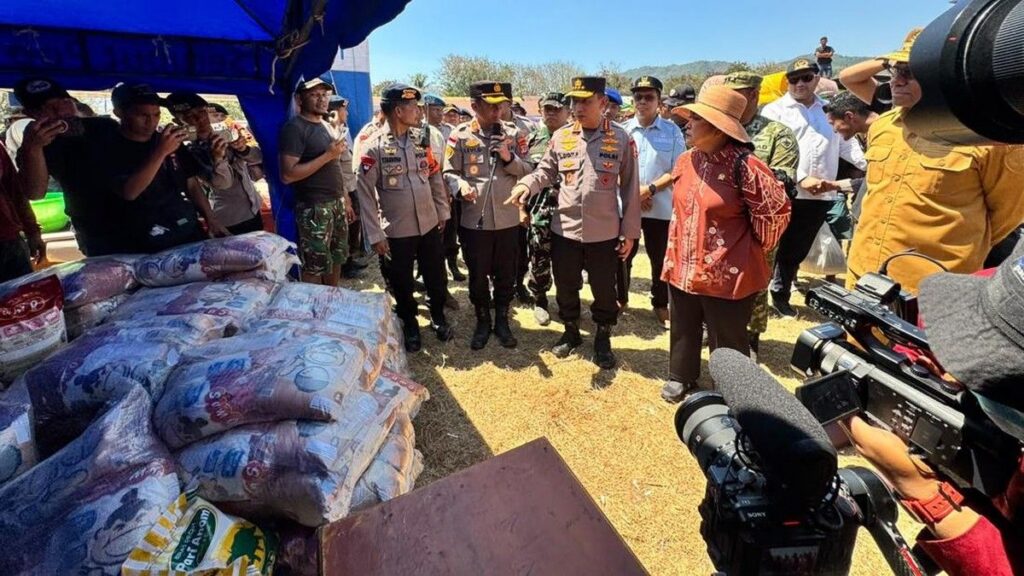 Kapolri Tinjau Pengungsian Gempa M 7,7 di Manggarai NTT