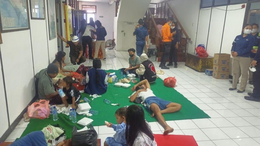 Kebakaran KMP Putri Yasmin Evakuasi 35 Penumpang di Selat Lombok
