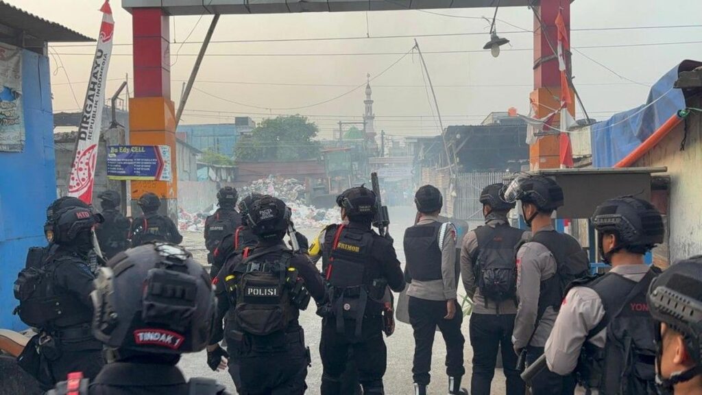 Brimob dan BNN Amankan Tiga Orang di Kampung Bahari