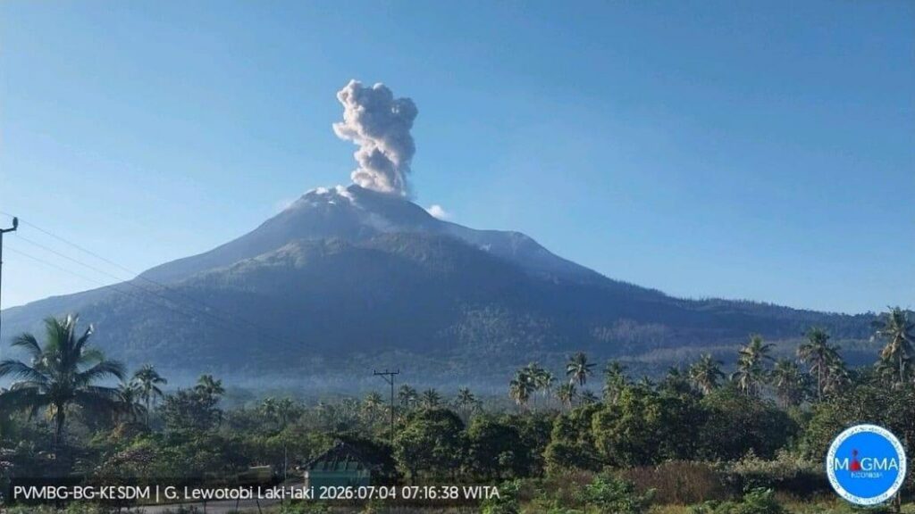Gunung Lewotobi Laki Laki Erupsi Semburkan Abu Vulkanik 800 Meter