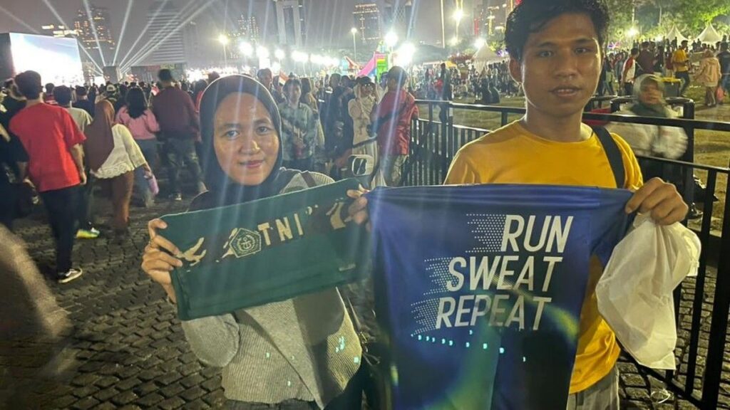 Jajaran Pejabat Bagikan Souvenir Dalam Karnaval HUT ke-81 RI di Monas