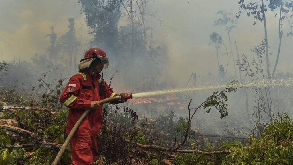 Warga Pati memilih meninggalkan depan Gedung DPR RI