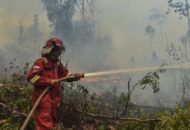Warga Pati memilih meninggalkan depan Gedung DPR RI