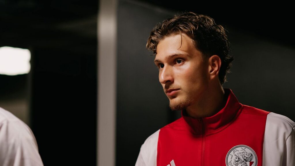 PSG Sepakati Transfer Mika Godts dari Ajax Amsterdam