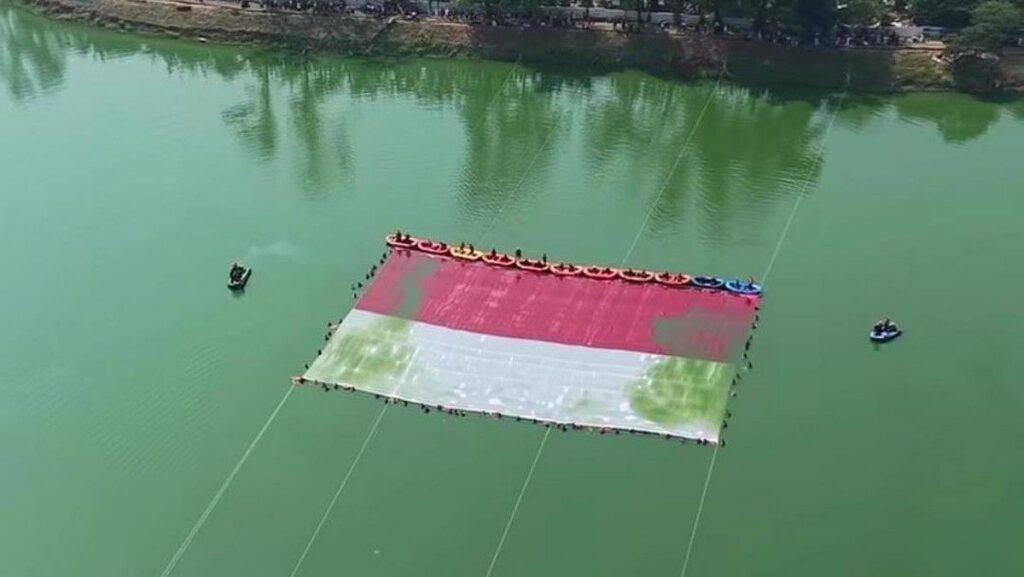 Petugas Bentangkan Bendera Merah Putih Raksasa di Situ Gintung