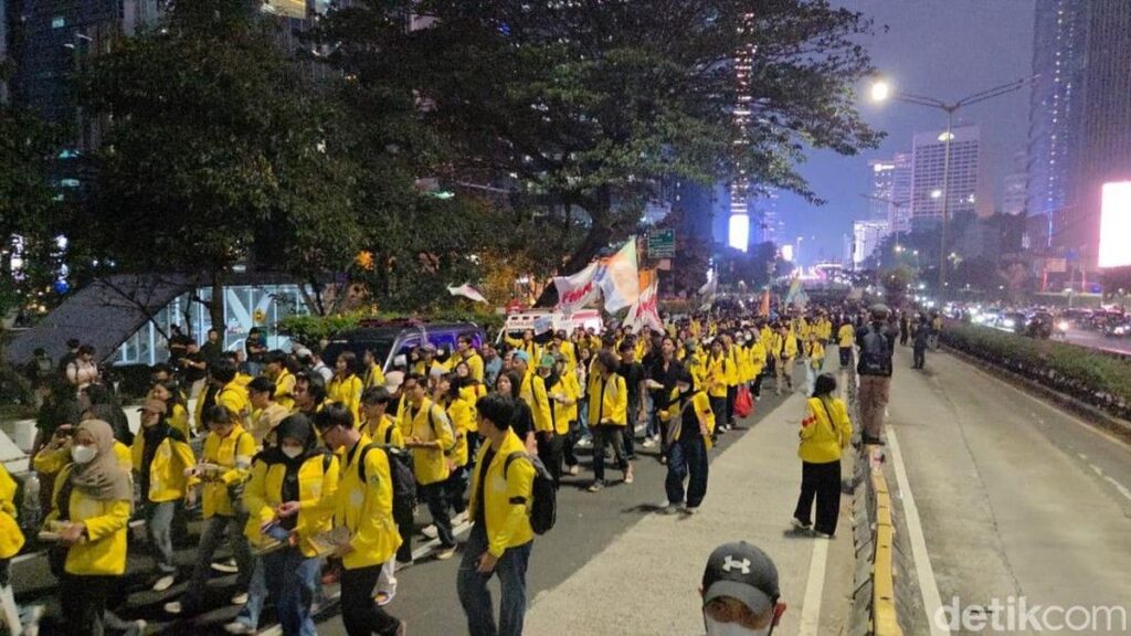 Massa BEM UI dan FMN Membubarkan Diri Usai Gelar Aksi di Tosari