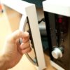Cara Aman Bersihkan Microwave dengan Cuka dan Tips Menghilangkan Bau Asam