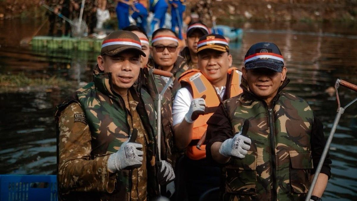 TNI dan Polri Bersihkan Sungai Serentak di 11 Titik Jakarta