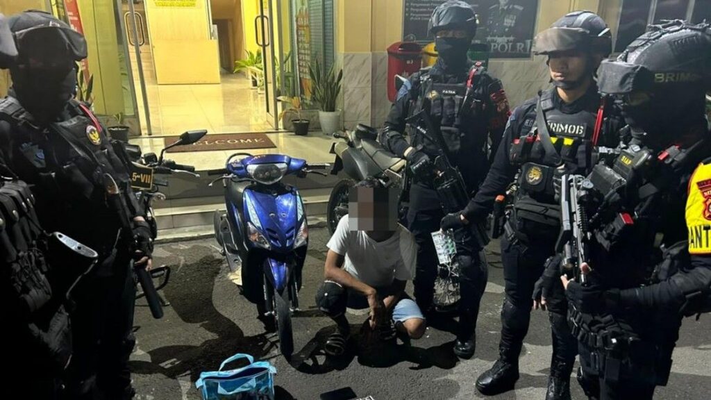 Brimob Polda Metro Jaya Tangkap Pemuda Pembawa 530 Obat Keras